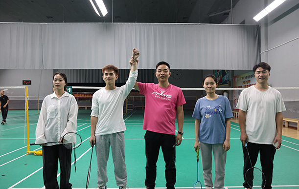 同臺競技,各展風采 同臺競技,各展風采